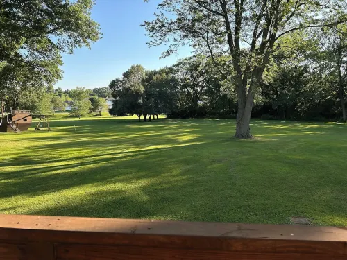 Newly Remodeled House Minutes Away from Downtown, Golf Courses + Big Back Yard Hotel a St. Francois Township