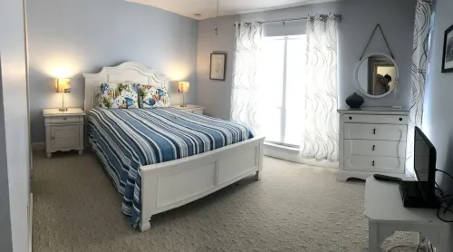 Beachy Blue,2 Htd Pools, Steps to Beach, WiFi, Gym, Piers, Park,Johns Pass Shops - 2-Star