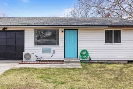 Cozy & Quiet - KING Bed - Full Kitchen - 6 Minutes to Kadlec, 5 miles to PNNL.