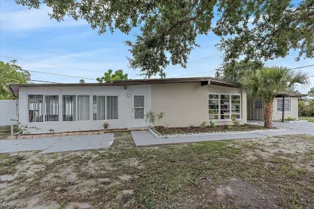 Florida Living Отели рядом с достопримечательностью «Биг Фиш»