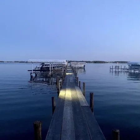 Lake Condo- Right on the Water with a Dock! Bring a boat or rent a boat! Отели в г. Клир Лейк