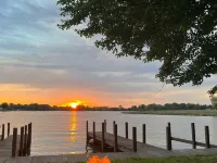 Lake House with Spectacular Sunsets & Boat Dock Hotels in Fairfield County