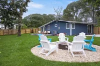 Modern Hamptons Getaway: 5 minutes to the Beach and Restaurants!