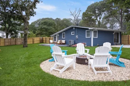 Modern Hamptons Getaway: 5 minutes to the Beach and Restaurants!