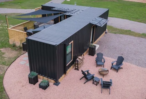 Contained in Gruene River Theme. 5 minutes to Gruene Hall