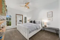 Luxury Lake Travis Retreat with Pool, Hot Tub & Stunning Views Hotels in Hudson Bend