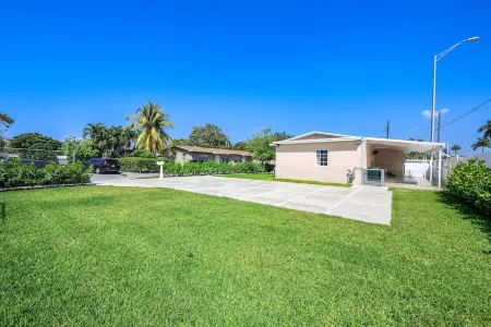 3BR Smart home, close to airport, Fast WiFi, Free private parking, Patio & Grill