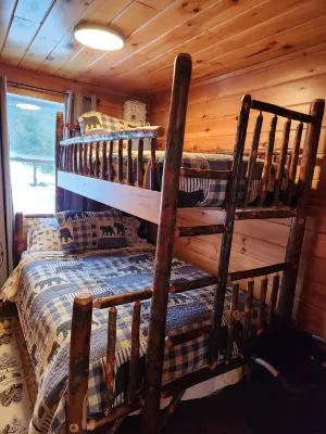 Cozy, Clean 2-Bedroom Cabin on Moose River