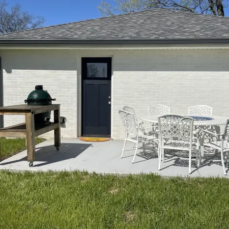 The Fox Den, Luxury Home, Just 2 Minutes Away from the Iconic Bell Buckle Cafe.