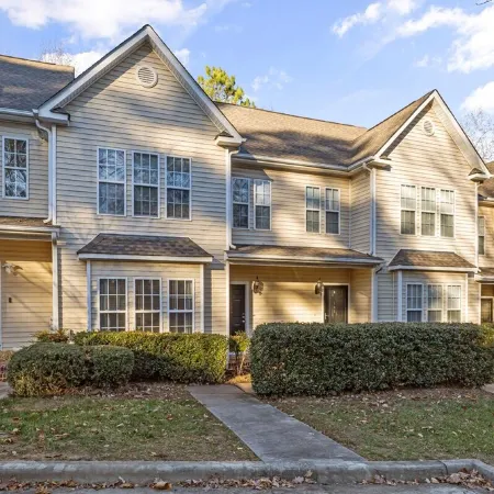 Near downtown Cary & RDU. Easy access to Raleigh, Durham and local venues.