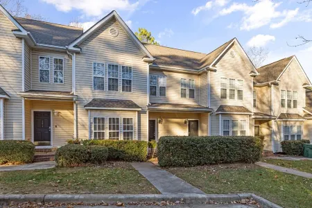 Near downtown Cary & RDU. Easy access to Raleigh, Durham and local venues.