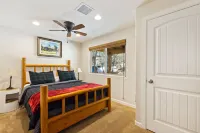 Green Elk Retreat Cabin, Cozy Cabin - large side yard with wildlife