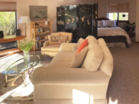 Cozy and Charming Apple Blossom Retreat—Relax with Nature