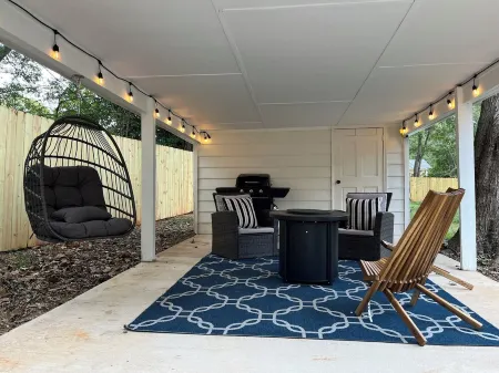 1 mile to Main Street in Monroe - Newly Renovated - Pet Friendly - Fenced Yard Отели в г. Монро