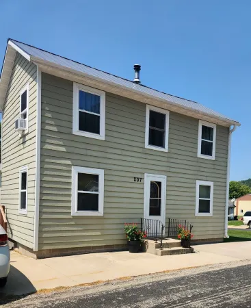 Cozy, clean 3-bedroom house with AC and WiFi in serene Brownsville, MN.