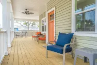 6 BR/6 Ba w/ Pool & Hot Tub, ample Parking, close to Beach & Downtown!
