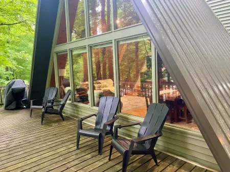 Apres’ Haus: Comfy A-Frame centrally located in Whitecap Village with fireplace