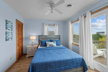 Renovated, Pet-Friendly,  with HOT TUB - Highly Walkable Location Отели в г. Килл-Девил-Хилс