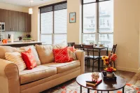Luxurious Spacious Apartment in the Heart of Downtown! King Bed, Gym, Pool!