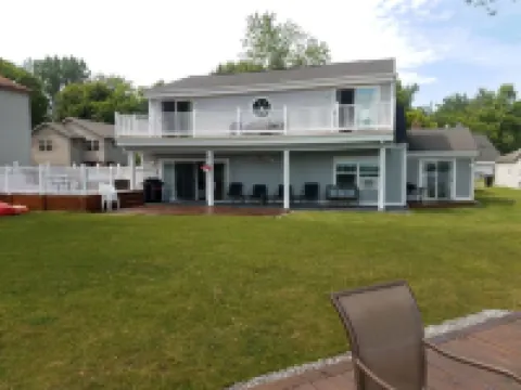 PONTOON BOAT NOW INCLUDED! 7 BEDS, HOT TUB Updated Lakefront Cottage - Book Now