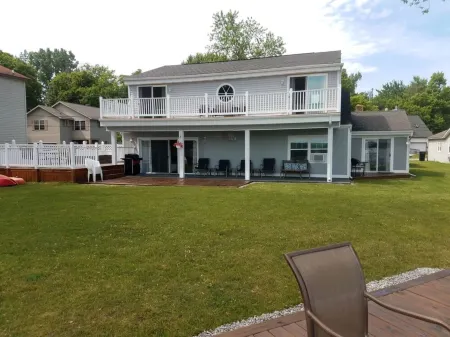 PONTOON BOAT NOW INCLUDED! 7 BEDS, HOT TUB Updated Lakefront Cottage - Book Now Отели в г. Нортон Шорс