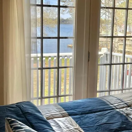 Beautiful fully furnished lakefront house