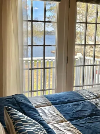 Beautiful fully furnished lakefront house Отели в г. Бошьер Пэриш