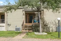 Enjoy lake views from 2 decks! Walk to pool, gym & golf course. Lake access.