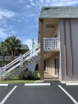 Beautiful 1st floor condo at the DIPLOMAT!Steps to the beach!