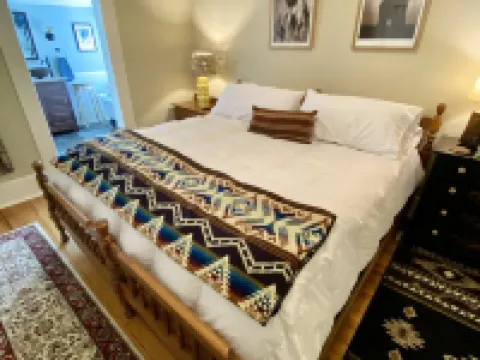 Cozy historic cottage in the woods. 10 minute walk to town Hotels in Tryon