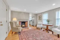 18th century 3-bedroom renovated farmhouse in peaceful Whately with WiFi, AC