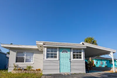 The Shores Beach Cottage - a Short Walk from the Sand - Daytona Beach Shores Hotels near Pearls International