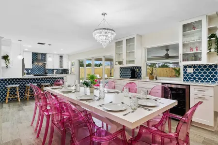 NEW 6BR Beach Resort-Style Game House! Heated Pool Отели рядом с Аэропорт Уэст-Палм-Бич