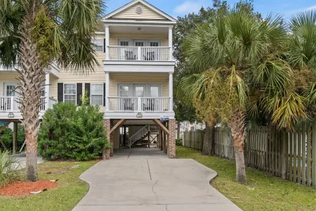 Conveniently Located 5 Bed, 4.5 Bath, Elevator, Pool, Steps from the Beach Отели в г. Серфсайд Бич