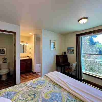 Bayfront Two Bedroom OVER the Water! Beach, Balcony & Pet friendly Rooms