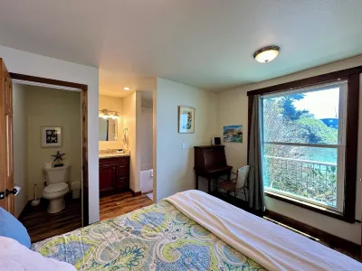 Bayfront Two Bedroom OVER the Water! Beach, Balcony & Pet friendly