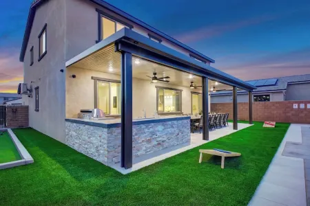 Large 7 Bdr + 9 beds, Huge GameRoom, Putting Green, Bocce, Pool & Spa, designer