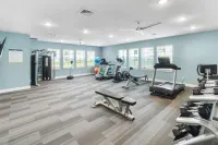 Sophisticated 3BD/2BA Retreat: Pool, Gym, Laundry