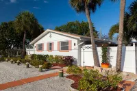 Happy Turtle - 60 Steps From The Beach! Cortez Beach附近的飯店