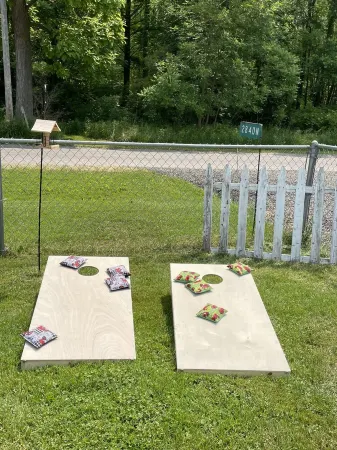 Spacious cottage by lake & walking trails, 1 mile from downtown Shipshe.