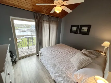 Riverfront Retreat! Walk to Downtown/Near Beaches!