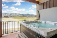 Modern and Luxurious, Spacious home w/ private hot tub + mountain views