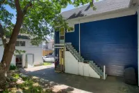 Coastal downtown 1 Bed, 1 Bath, full kitchen w/ harbor view