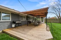 Dolly's Haven: 4BR, 2BA, Game-room, covered deck with fire-pit Hotels near Shoppes At Huber Heights