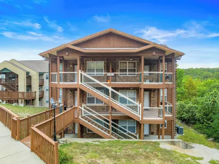 Stellar Retreat next to SDC and sits on Table Rock Lake!