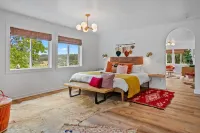 Pelletiere Estate’s Eastwood Casita -Romantic, Bright, Happy-Fast WIFI-Views! ☮️💚 Hotels near Second Baptist Church