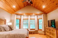 Newly Renovated White River Retreat, Breathtaking Views of the River, Sleeps 18
