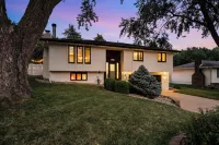 Omaha Oasis! Pool, Hot Tub, Mini Golf, Bar, Games Hotels in West Omaha