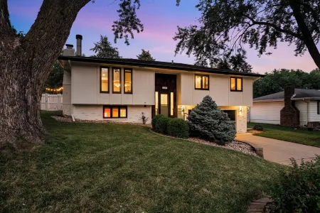 Omaha Oasis! Pool, Hot Tub, Mini Golf, Bar, Games