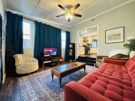 Spacious Vintage Gem - Big Yard - Close to Downtown & Schreiner - Dogs Welcome!